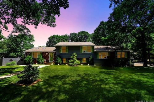 15 Mulberry Ln, Waterbury, CT 06716-2704