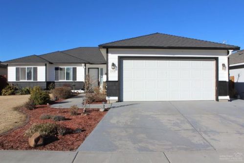 2119 Elm Ave, Eagle Crest OR  97756-7021 exterior