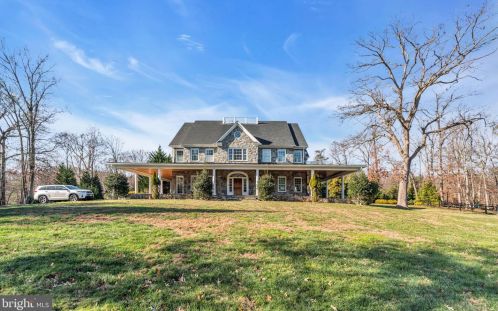 815 Blacks Hill Rd, Great Falls, VA 22066-1301