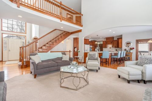 202 Holly Ln, Oswego, IL 60543-7585