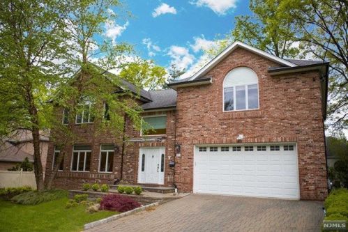25 Arnold Ave, Closter, NJ 07624-2902
