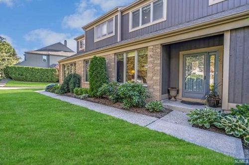 588 Glasmere Rd, Mahwah, NJ 07430-3414