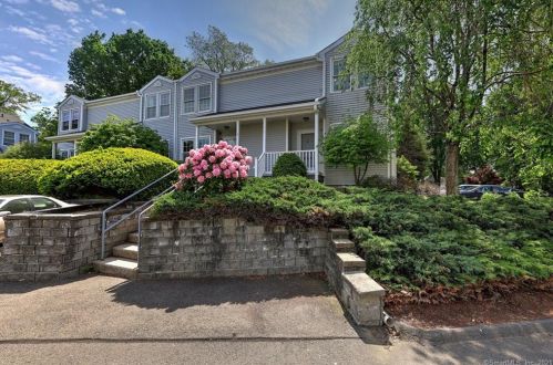 1 Greenview Ln, Milford, CT 06461-2363