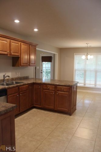 237 Grove Ln, Kathleen, GA 31047-2284