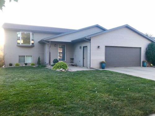 3005 Mary St, Yankton SD  57078-4891 exterior