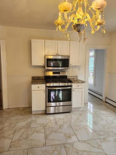 53 Cliff St, Huntington CT  06484-3005 exterior
