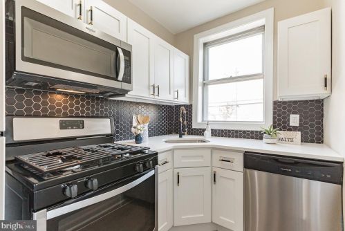 5228 Glenloch St, Philadelphia, PA 19124-1510