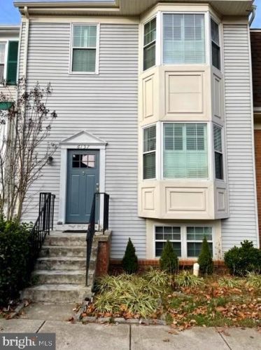 6157 Green Hollow Ct, Springfield VA  22152-1443 exterior