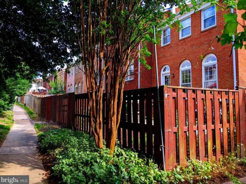 8069 Powderbrook Ln, Springfield VA  22153-2927 exterior