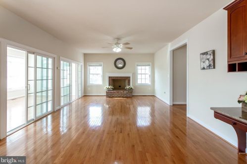 7337 Hooes Rd, Springfield VA  22152-3704 exterior