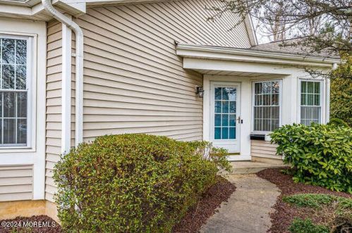 106 Aspen Ln, East Freehold, NJ 07728-4134