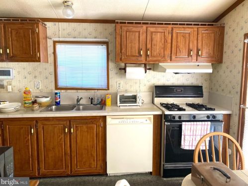 7 Freddie Ave, Avenel, NJ 07001-1906