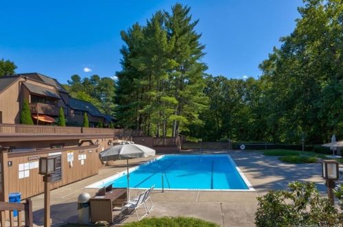 47 Crocus Ln, Farmington CT  06032-8005 exterior