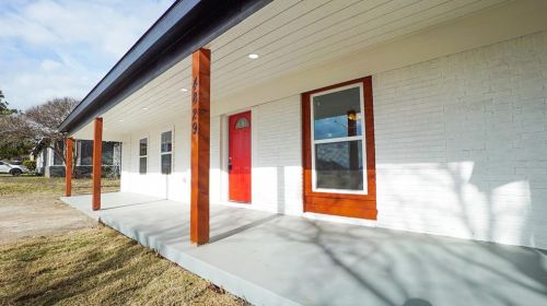 4829 Riverside Dr, Fort Worth, TX 76119-5511