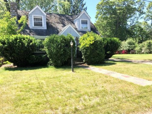 54 Silver Lake Ave, Warwick, RI 02888-3531