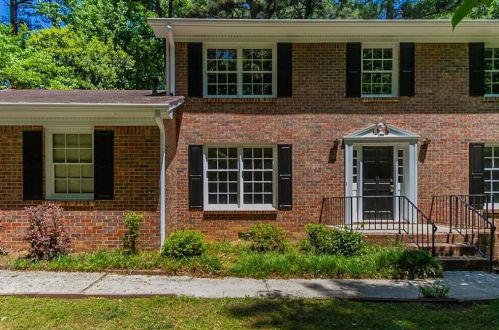 367 Cascade Dr, Lilburn, GA 30047-6355
