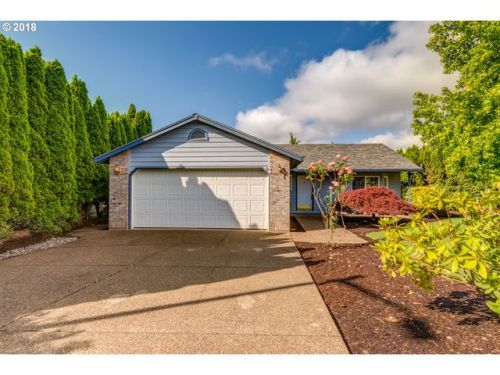 319 11th St, Dundee, OR 97115-9732