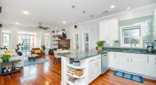 4129 Kenmore Ave, Chicago, IL 60613-5491