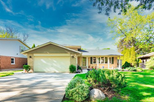 2014 Woodview Dr, Mount Prospect, IL 60056-1744