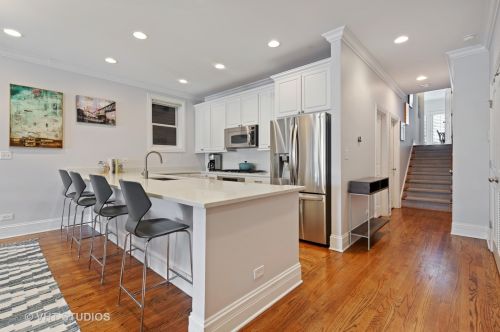 3028 Sheffield Ave, Chicago, IL 60657-7450