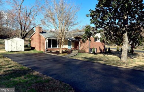 6900 Valley Brook Dr, Falls Church, VA 22042-4024