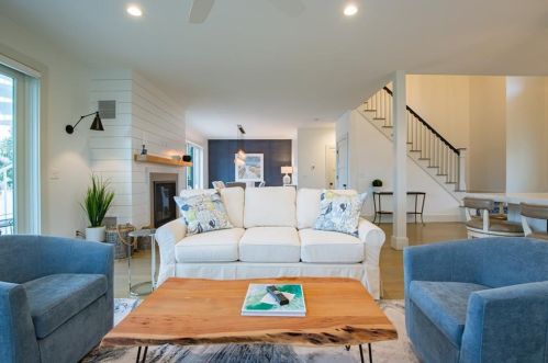 517 Wolcott Ave, Middletown, RI 02842-5947