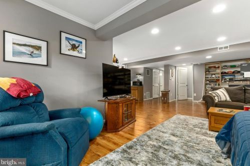 8006 Middlewood Pl, Springfield VA  22153-1928 exterior