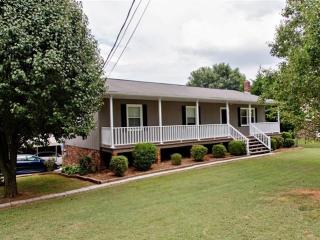 3546 35th Street Ln, Hickory, NC 28601-7779