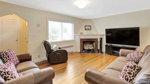 29 Wayne Ave, River Edge, NJ 07661-1809