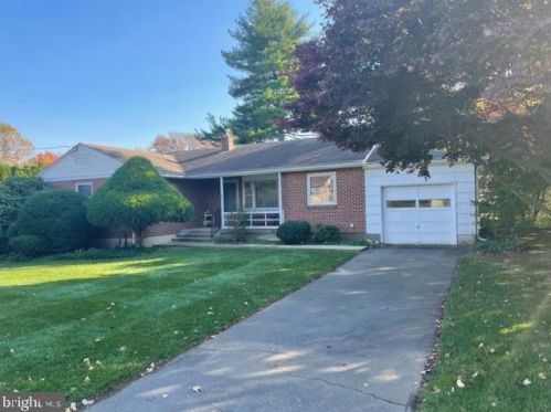 76 Delp Rd, Lancaster, PA 17601-3947