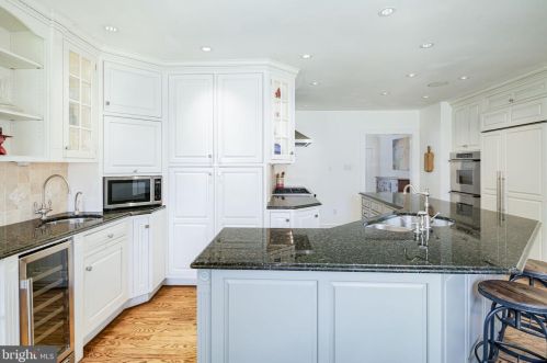 1023 Washington Ave, Tavistock NJ 08033-3605 exterior