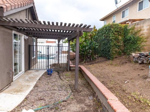 11568 Freedom Trl, Riverside CA  92503-5066 exterior