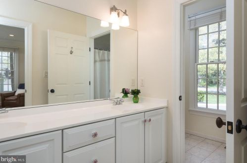 19 Derwent Dr, Princeton NJ  08540-7551 exterior