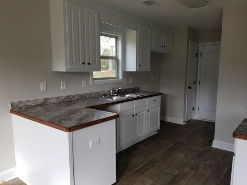 594 Walnut Dr, Hartwell, GA 30643-3416