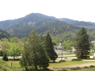 450 Maylea Pl, Canyonville OR  97417-9122 exterior