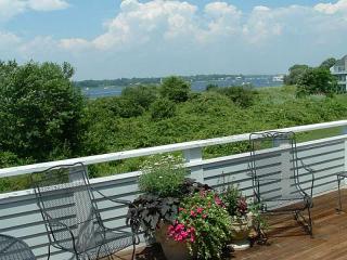 1 Bagy Wrinkle Cv, Warren, RI 02885-4113