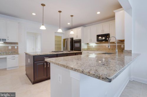 6732 Bunkers Ct, Clifton, VA 20124-2556