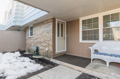 655 Versailles Cir, Elk Grove Vlg, IL 60007-3525