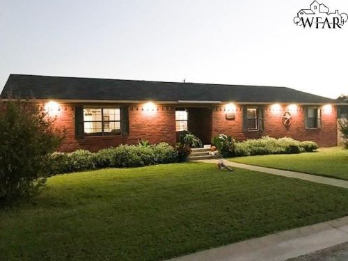 707 Weiss Dr, Seymour, TX 76380-4039