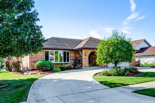331 Ridgemoor Dr, Willowbrook IL  60527-5419 exterior