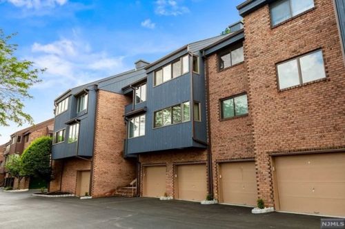 212 Indian Hollow Ct, Mahwah, NJ 07430-2294