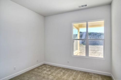 1833 Sugarbush Dr, Vista CA 92084 exterior