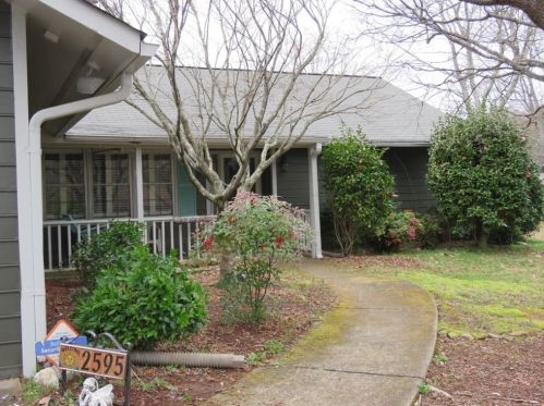 2595 Morgan Lake Dr, Marietta, GA 30066-5652