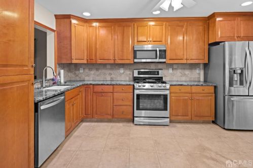 32 Coriander Dr, Princeton NJ  08540-9425 exterior
