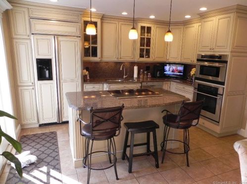 8 Rolling Ln, Norwalk, CT 06851-6019