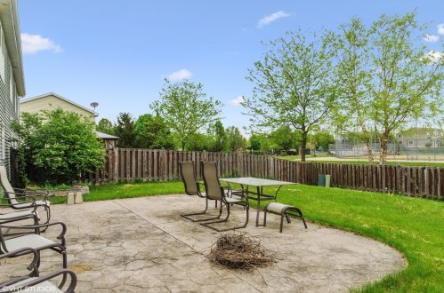 1217 Cpe Cod Ln, Pingree Grove IL  60140-2001 exterior