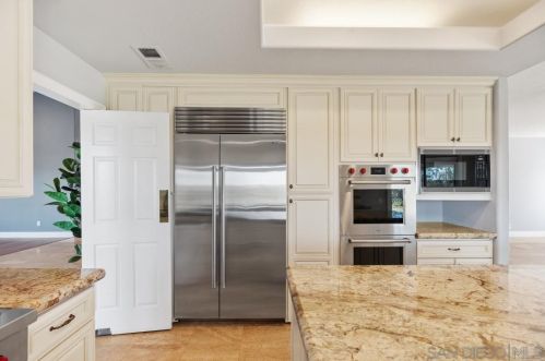 1597 Parkview Dr, Vista CA  92081-8750 exterior