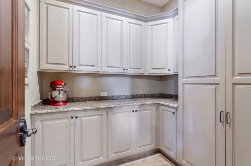 6403 Garfield Ave, Willowbrook IL  60527-5237 exterior