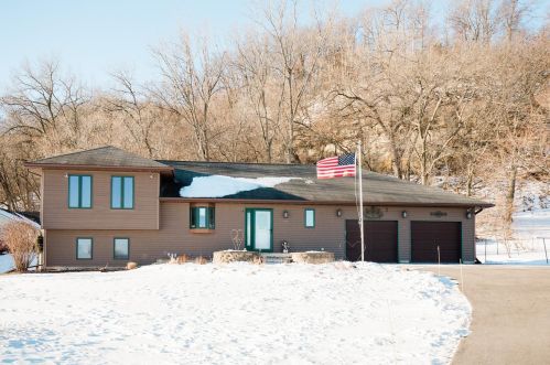 940 Frontage Rd, Dakota, MN 55925-7140