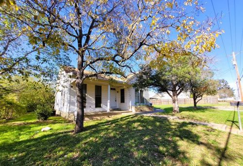 1009 A St, Floresville, TX 78114-1905